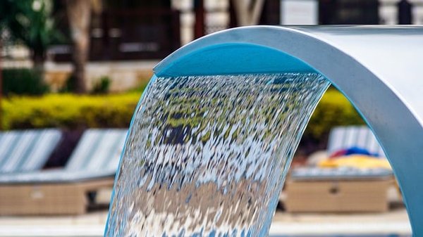 Quelles sont les tendances actuelles en matière de design de mini piscines à coque ?